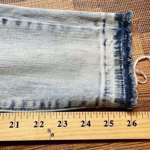Bullhead women’s midrise skinniest ankle light wash distressed jeans. Size 27. - Picture 8 of 8